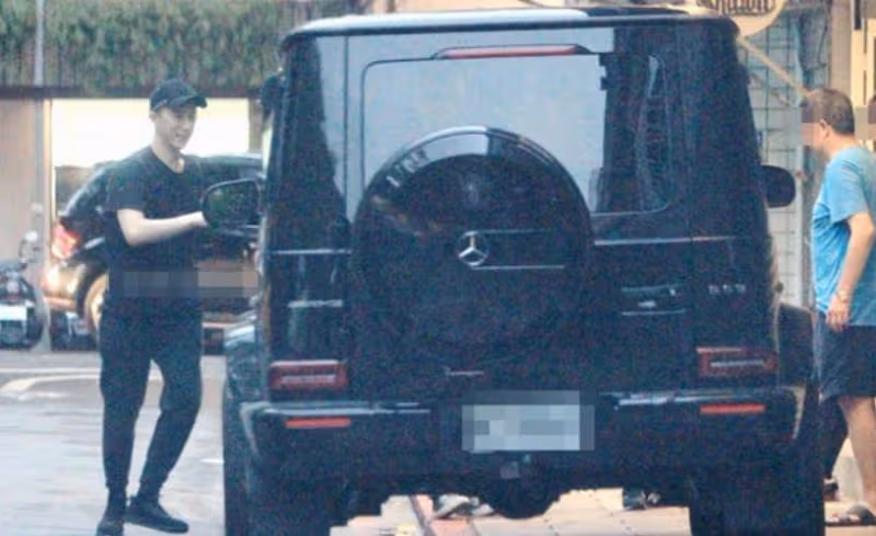 同爸不同命的星二代,成龍兒子開百萬豪車,女兒住百元賓館