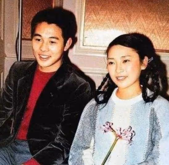 同爸不同命的星二代,成龍兒子開百萬豪車,女兒住百元賓館