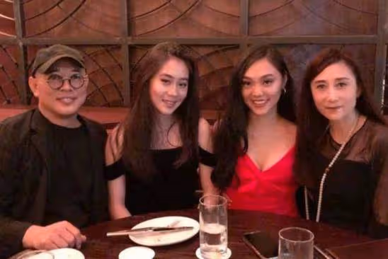 同爸不同命的星二代,成龍兒子開百萬豪車,女兒住百元賓館