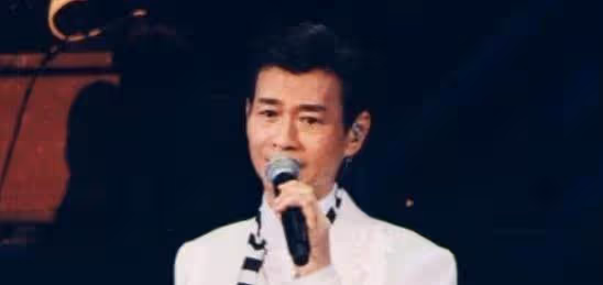 同爸不同命的星二代,成龍兒子開百萬豪車,女兒住百元賓館