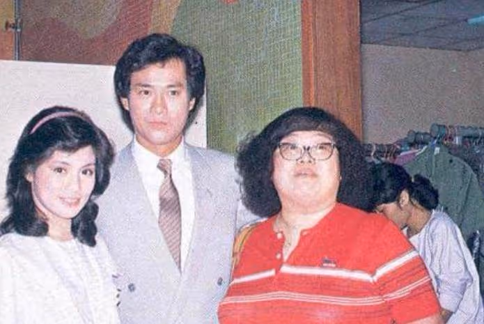 同爸不同命的星二代,成龍兒子開百萬豪車,女兒住百元賓館