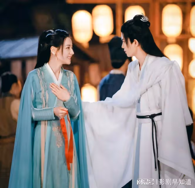 《恰似故人歸》定檔4月4日，迪麗熱巴任嘉倫換新造型了