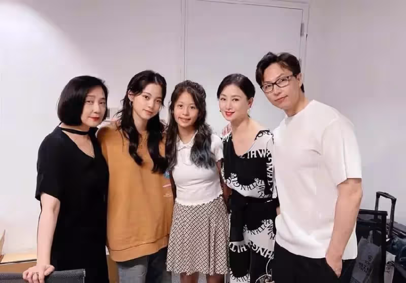 翁虹女兒大變樣！13歲小水晶「逆襲變正妹」，素顏同框「不輸歐陽娜娜」，網喊：差點認不出！