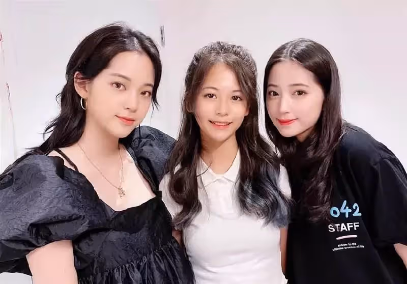 翁虹女兒大變樣！13歲小水晶「逆襲變正妹」，素顏同框「不輸歐陽娜娜」，網喊：差點認不出！