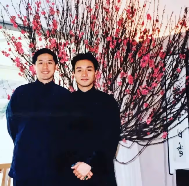 張國榮逝世19周年，唐鶴德發布同框照緬懷，網友：永遠懷念您