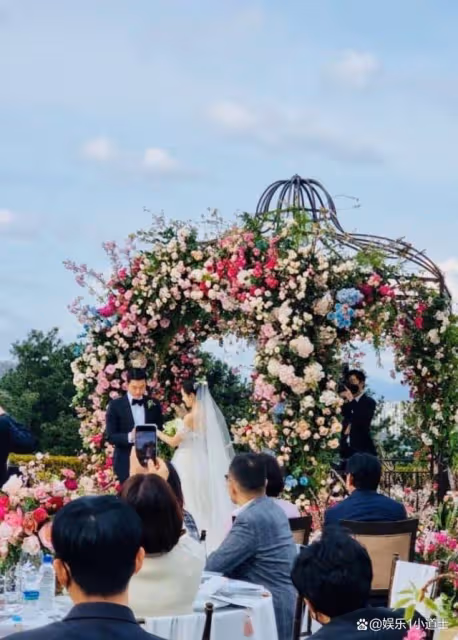孫藝珍第2套禮服曝光,頭戴花環超夢幻,宋仲基祝福前妻宋慧喬?
