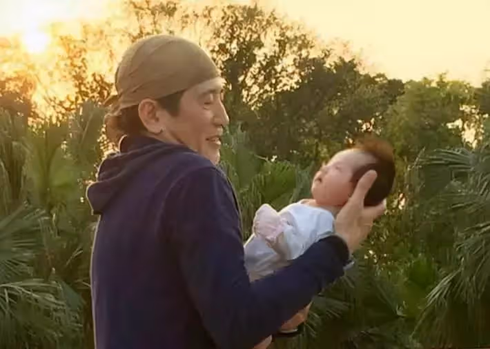 秦漢網紅兒媳穿短裙秀完美身材,女兒已4歲,夫妻二人仍未結婚