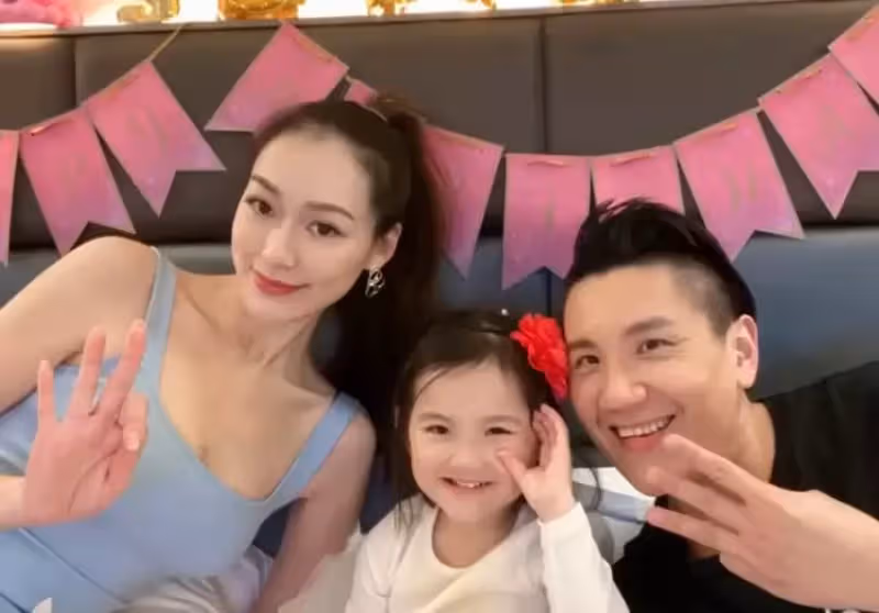 秦漢網紅兒媳穿短裙秀完美身材,女兒已4歲,夫妻二人仍未結婚
