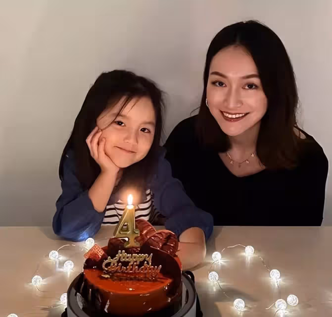 秦漢網紅兒媳穿短裙秀完美身材,女兒已4歲,夫妻二人仍未結婚