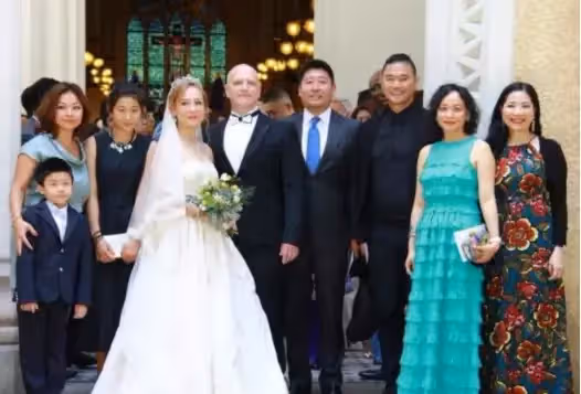 甘當小三多年！原配主動讓位「如願嫁大30歲名導」　婚後卻雙雙出軌「丈夫走後」55歲再嫁千億豪門