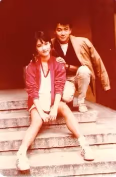 甘當小三多年！原配主動讓位「如願嫁大30歲名導」　婚後卻雙雙出軌「丈夫走後」55歲再嫁千億豪門