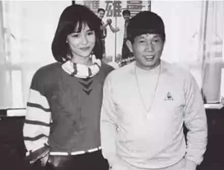 甘當小三多年！原配主動讓位「如願嫁大30歲名導」　婚後卻雙雙出軌「丈夫走後」55歲再嫁千億豪門