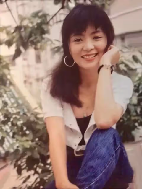 拒絕劉德華的追求！與周潤發「糾纏5年無果」嫁豪門8年被棄　62歲皈依佛門「深居簡出」低調行善