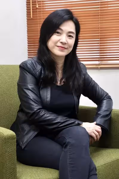 淡出10年!50歲女星「重拾興趣拍戲」老公雙手贊成 暢談「超開明教育觀」嚇壞高中兒:第一次聽到