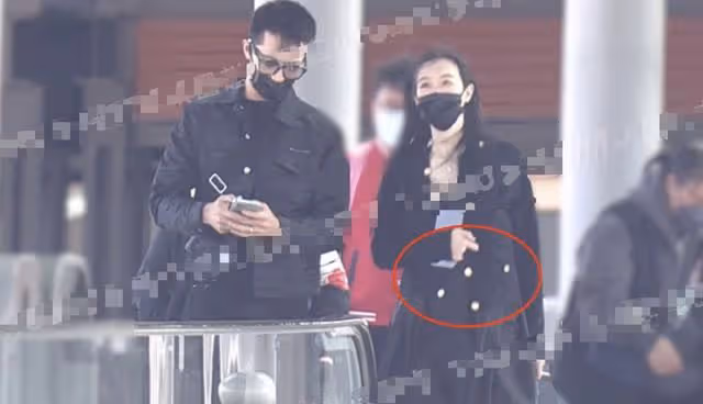 許魏洲被曝與新婚妻子同游,女方身材高挑白到發光,小腹隆起明顯