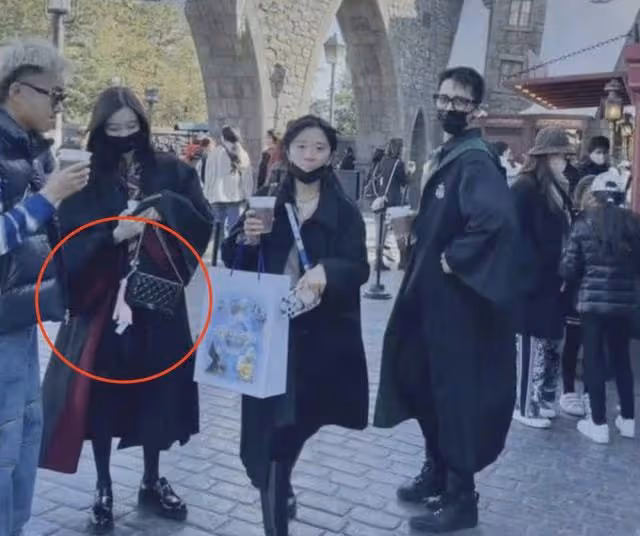 許魏洲被曝與新婚妻子同游,女方身材高挑白到發光,小腹隆起明顯