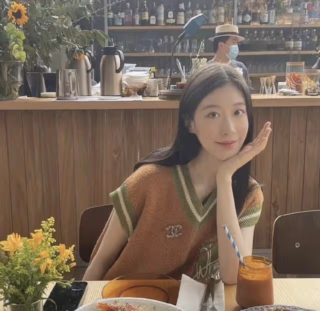 許魏洲被曝與新婚妻子同游,女方身材高挑白到發光,小腹隆起明顯