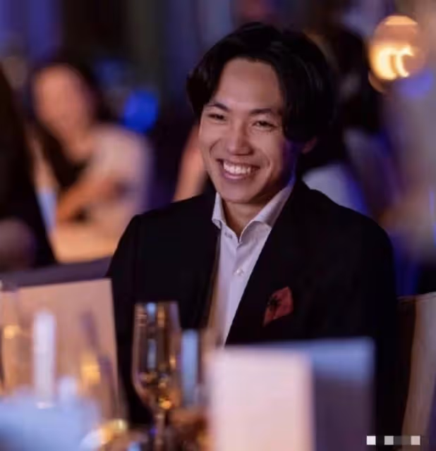 張藝謀次子考取耶魯!陳婷曬兒子正裝照,18歲張壹丁五官像極爸爸