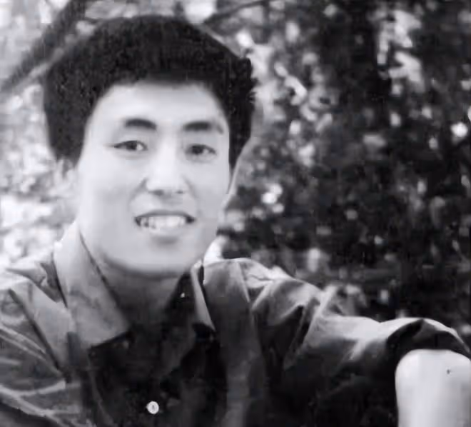 張藝謀次子考取耶魯!陳婷曬兒子正裝照,18歲張壹丁五官像極爸爸