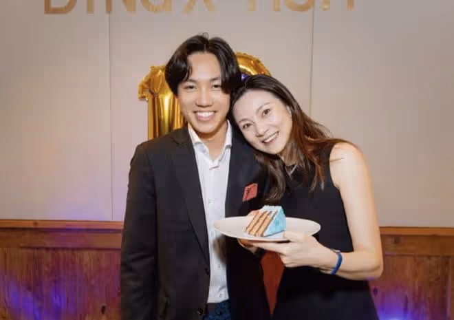 張藝謀次子考取耶魯!陳婷曬兒子正裝照,18歲張壹丁五官像極爸爸