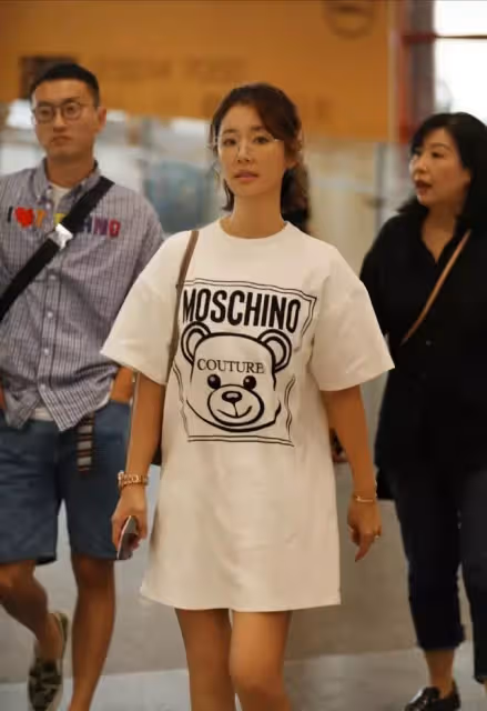 剪了短髮的林心如好年輕,丸子頭清爽亮相,43歲戴金絲鏡美成學生妹,快認不出!