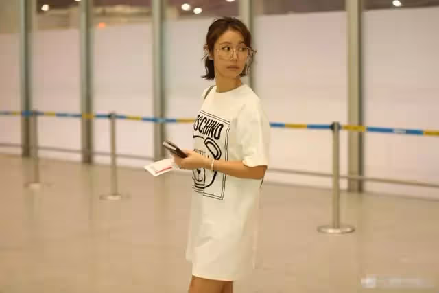剪了短髮的林心如好年輕,丸子頭清爽亮相,43歲戴金絲鏡美成學生妹,快認不出!