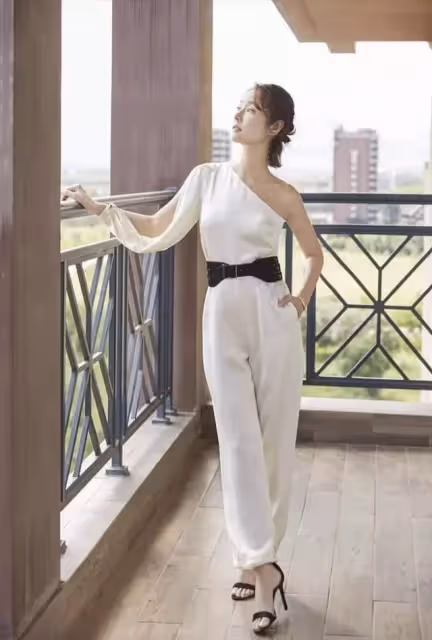 剪了短髮的林心如好年輕,丸子頭清爽亮相,43歲戴金絲鏡美成學生妹,快認不出!