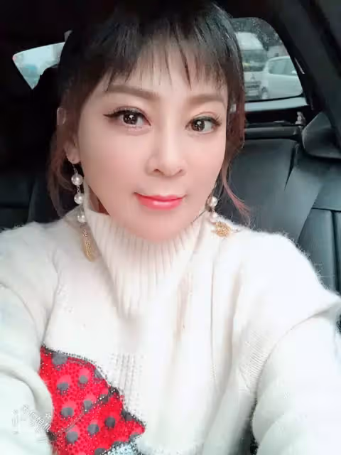 34年前嫩照出爐!王彩樺自豪當年「靠年輕美貌取勝」張秀卿一看照片「整個人倒退嚕」:整很大耶