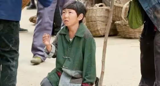 1994年,安徽農村兩兄弟突然得知:父親是特工,弟弟是巨星成龍