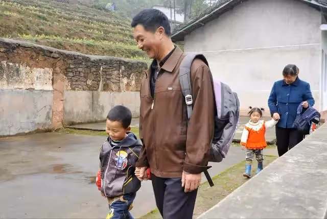 父親名下三套房產，準備過戶給女兒時，竟遭到幾個侄子反對