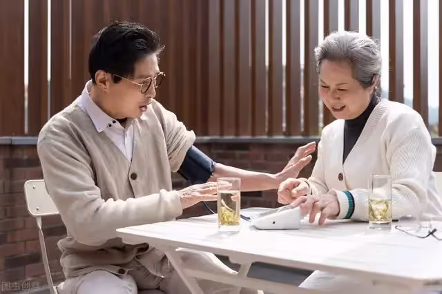 78歲老人坦言：請過保姆去過養老院，才明白晚年最好的歸宿在哪裡
