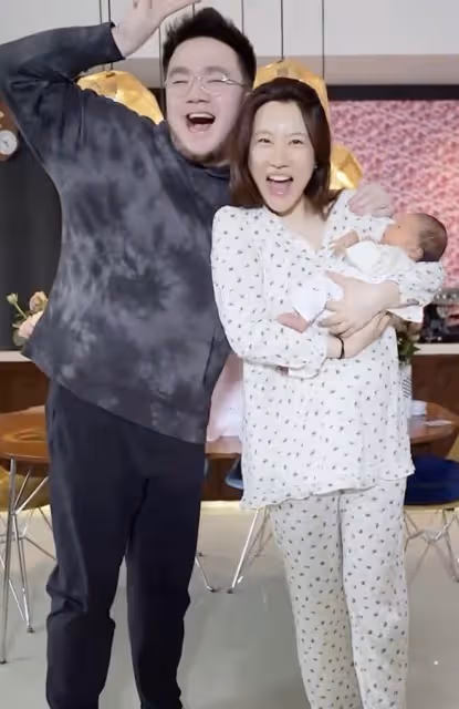 宋丹丹兒媳二胎生子！博谷抱兒子滿臉喜悅，巴圖公布方式很特別