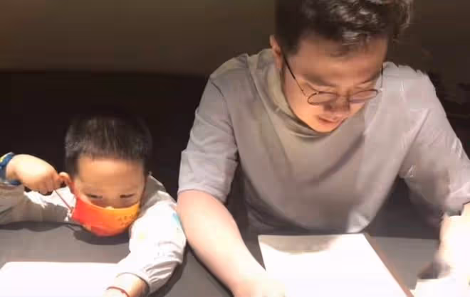 宋丹丹兒媳二胎生子！博谷抱兒子滿臉喜悅，巴圖公布方式很特別