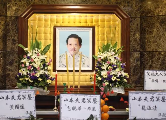 一路走好!老戲骨包曉華為亡夫設靈,愛情長跑43年,65歲才嫁人