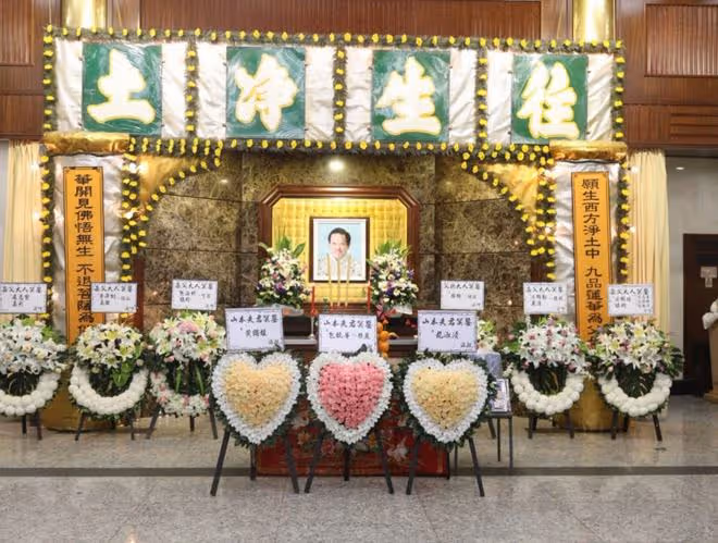 一路走好!老戲骨包曉華為亡夫設靈,愛情長跑43年,65歲才嫁人