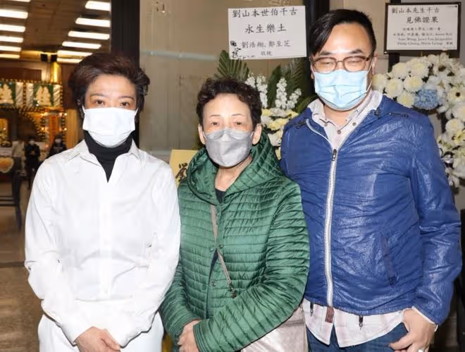 一路走好!老戲骨包曉華為亡夫設靈,愛情長跑43年,65歲才嫁人