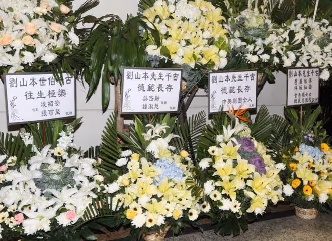 一路走好!老戲骨包曉華為亡夫設靈,愛情長跑43年,65歲才嫁人