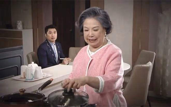 一路走好！老戲骨包曉華為亡夫設靈，愛情長跑43年，65歲才嫁人