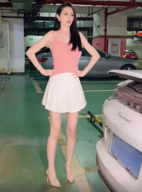 雷宇揚小21歲嬌妻近照引關注!穿短裙秀身材,細腰長腿不像孩子媽