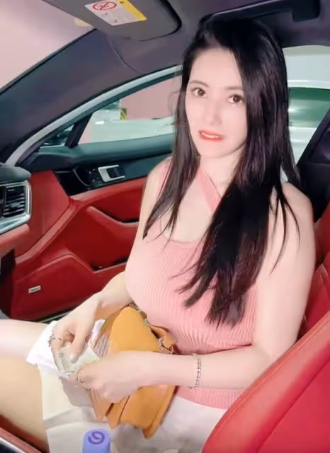 雷宇揚小21歲嬌妻近照引關注!穿短裙秀身材,細腰長腿不像孩子媽