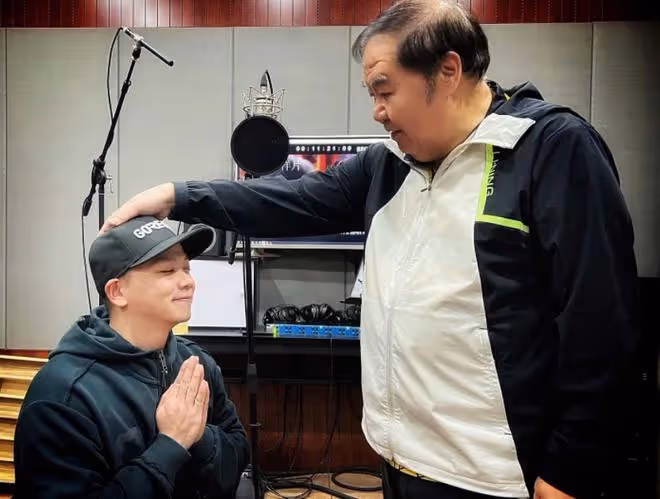 鄭則仕被39歲男星跪地感謝!時隔2年回內地拍戲,對後輩照顧周到