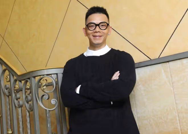 鄭則仕被39歲男星跪地感謝!時隔2年回內地拍戲,對後輩照顧周到