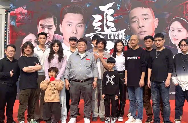 鄭則仕被39歲男星跪地感謝!時隔2年回內地拍戲,對後輩照顧周到