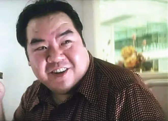 鄭則仕被39歲男星跪地感謝!時隔2年回內地拍戲,對後輩照顧周到
