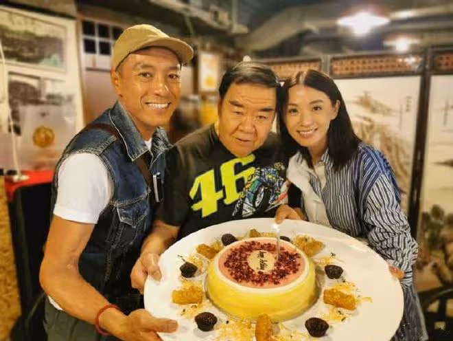 鄭則仕被39歲男星跪地感謝!時隔2年回內地拍戲,對後輩照顧周到