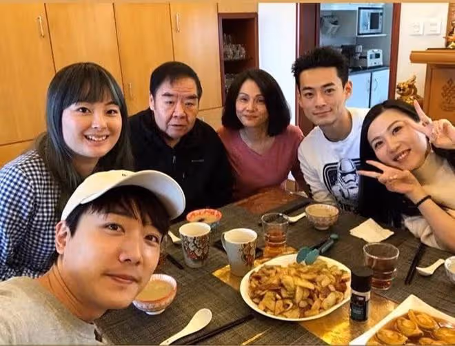 鄭則仕被39歲男星跪地感謝!時隔2年回內地拍戲,對後輩照顧周到