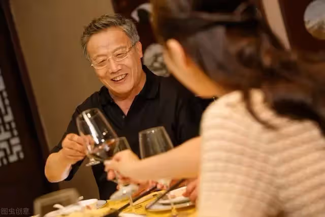 婆婆幫媳婦打掃房間,無意拉開抽屜,當天婆婆就回老家喝農藥自殺了