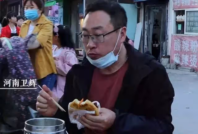 永遠都像小孩！兒子中年失業擺攤「71歲老母天天報到」 一待幾小時「送飯從不喊苦」當媽的不支持兒誰支持