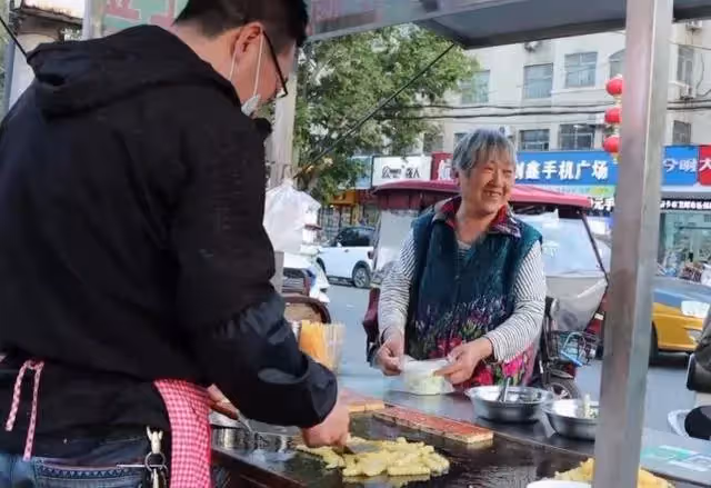 永遠都像小孩！兒子中年失業擺攤「71歲老母天天報到」 一待幾小時「送飯從不喊苦」當媽的不支持兒誰支持