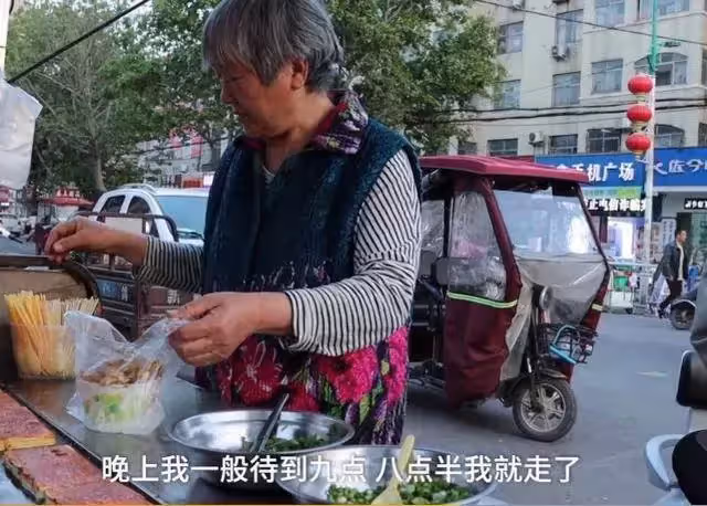 永遠都像小孩！兒子中年失業擺攤「71歲老母天天報到」 一待幾小時「送飯從不喊苦」當媽的不支持兒誰支持